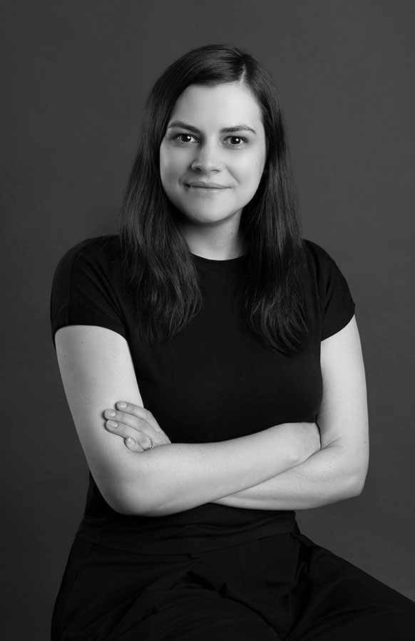 Headshot of a glow portraits photographer Lisa