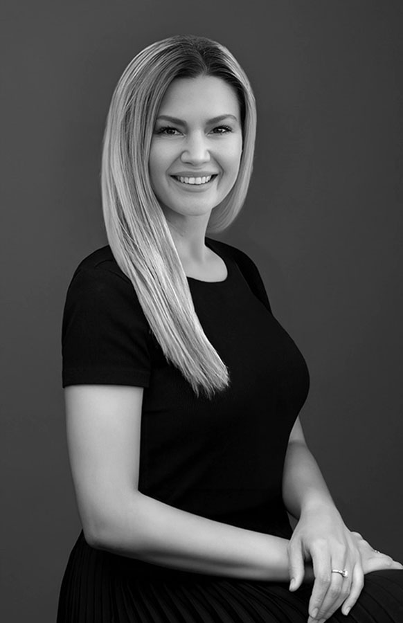 Headshot of a glow portraits photographer Victoria